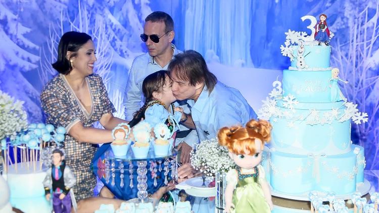 Roberto Carlos ganha beijo da netinha Laura na hora do parabéns - Manuela Scarpa/Brazil News - Manuela Scarpa/Brazil News