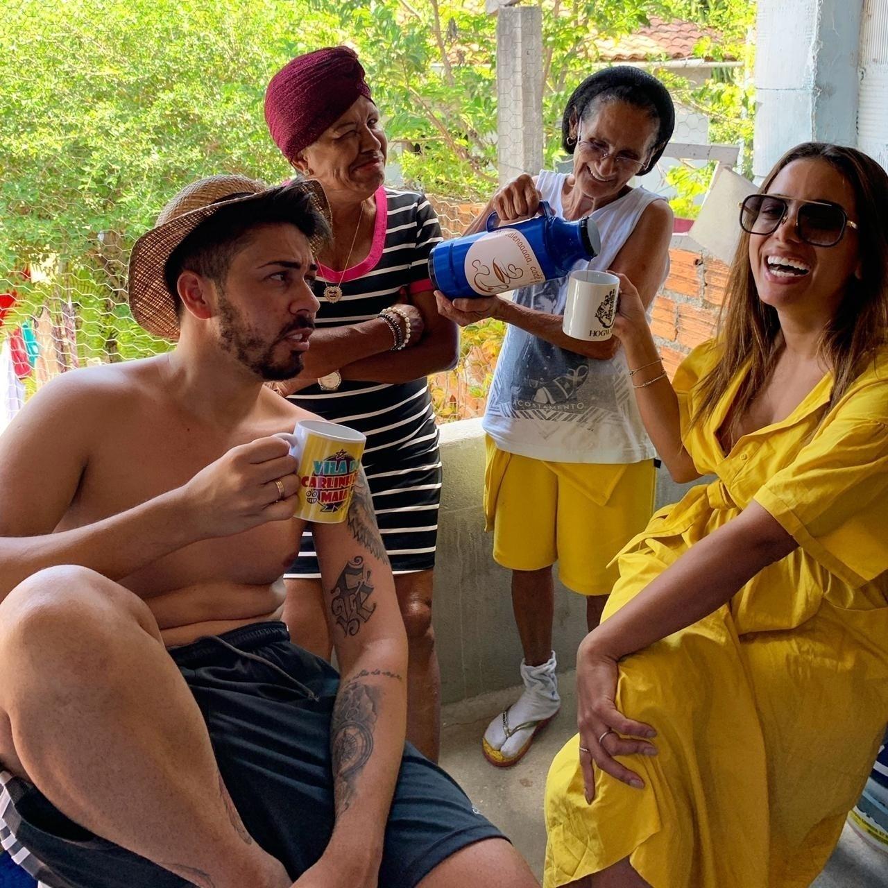 Após um show na Festa de Bom Jesus dos Navegates, Anitta aproveitou para visitar a casa do amigo Carlinhos Maia, na pequena Penedo, onde ele mora. No local, ela conheceu a vizinha Madalena, que serviu o famoso cafezinho - Divulgação