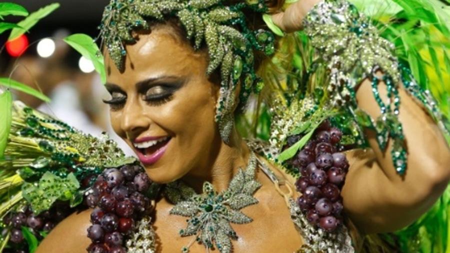 Viviane Araújo durante desfile pela Mancha Verde em 2015 - Alexandre Schneider/UOL