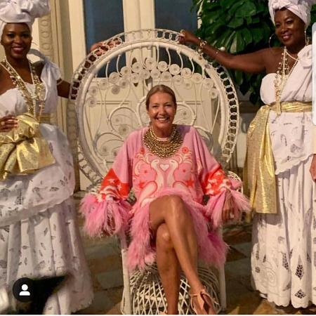 Donata Meirelles posa com modelos vestidas de mucamas em sua festa de aniversário nesta sexta-feira (8) - Reprodução/Instagram