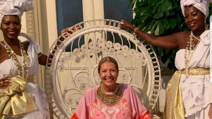 Donata Meirelles posa com modelos vestidas de mucamas em sua festa de aniversário - Reprodução/Instagram
