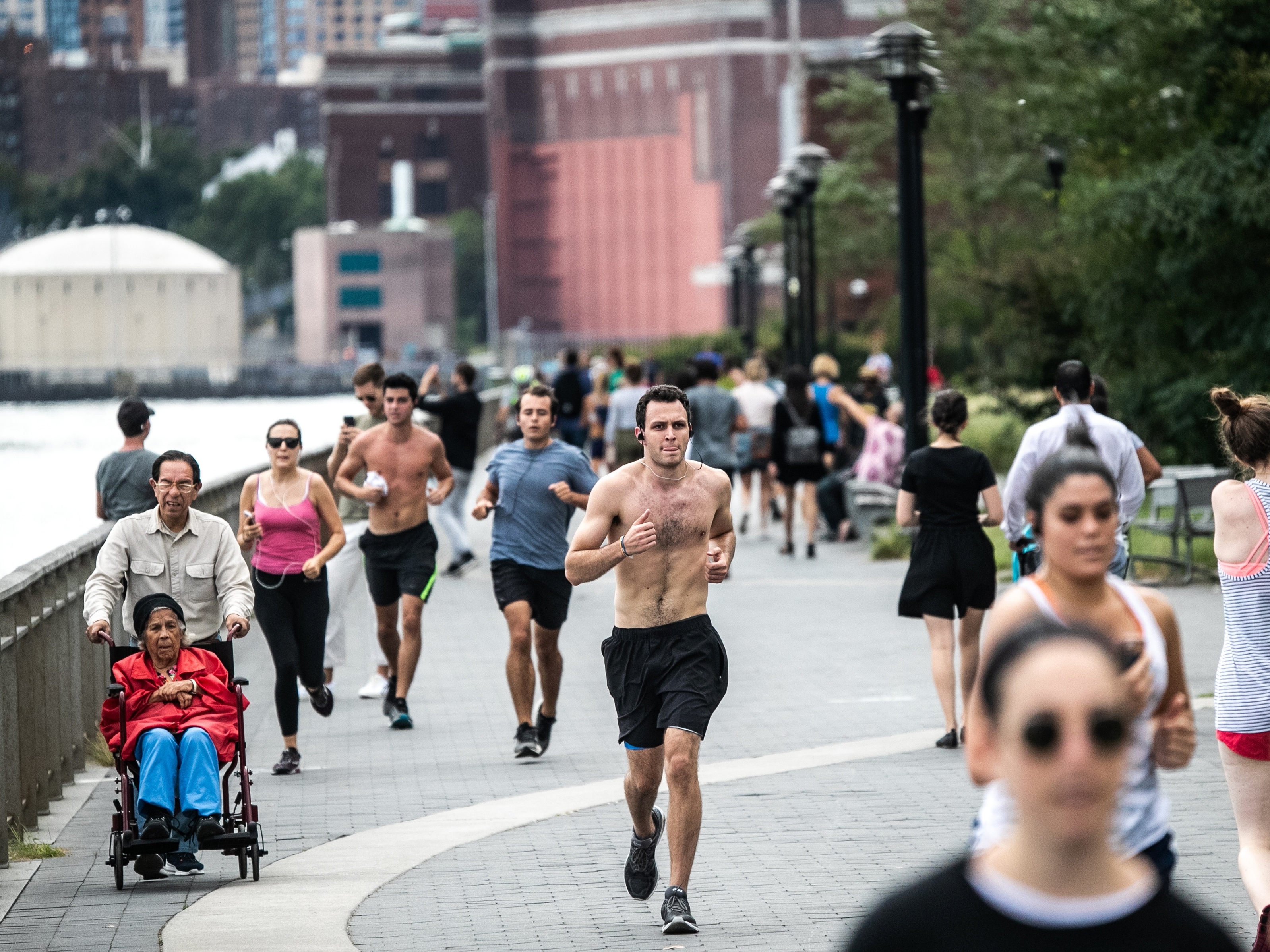 Exercício ou remédio: o que é melhor para reduzir pressão alta e a barriga?
