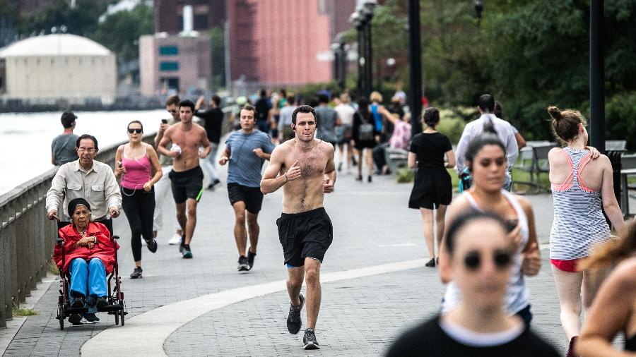 Duas novas revisões concluem que o exercício pode baixar a pressão e reduzir a gordura abdominal tanto quanto muitos remédios prescritos - Jeenah Moon/The New York Times