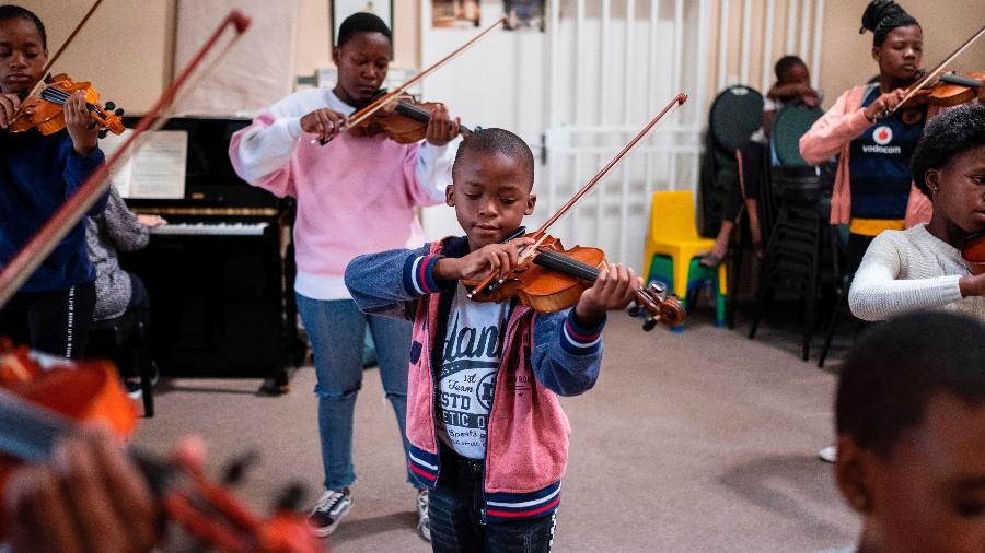 Criança pratica violino em igreja de Soweto, na África do Sul - Wikus de Wet/AFP
