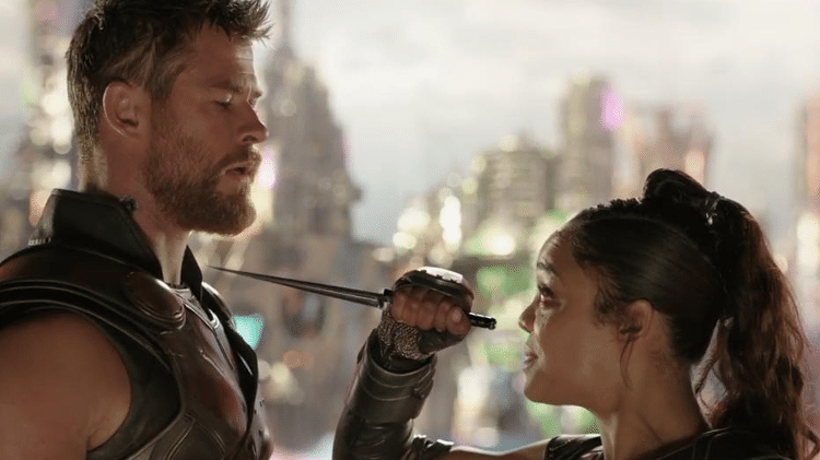 Chris Hemsworth e Tessa Thompson em cena de "Thor: Ragnarok" - Reprodução - Reprodução