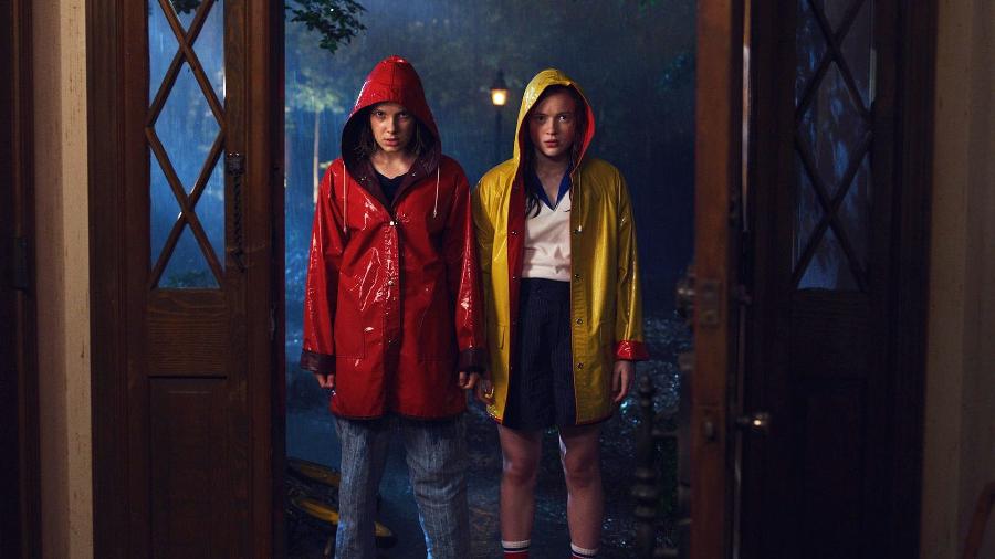 Eleven ( Millie Bobby Brown) e Max (Sadie Sink) em foto da terceira temporada de Stranger Things - Divulgação