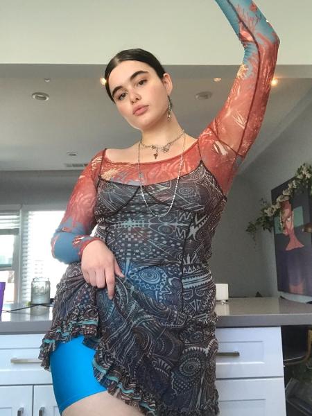 Barbie Ferreira, 22, é modelo plus size e chamou atenção no papel de Kat na série da HBO - Reprodução/Instagram