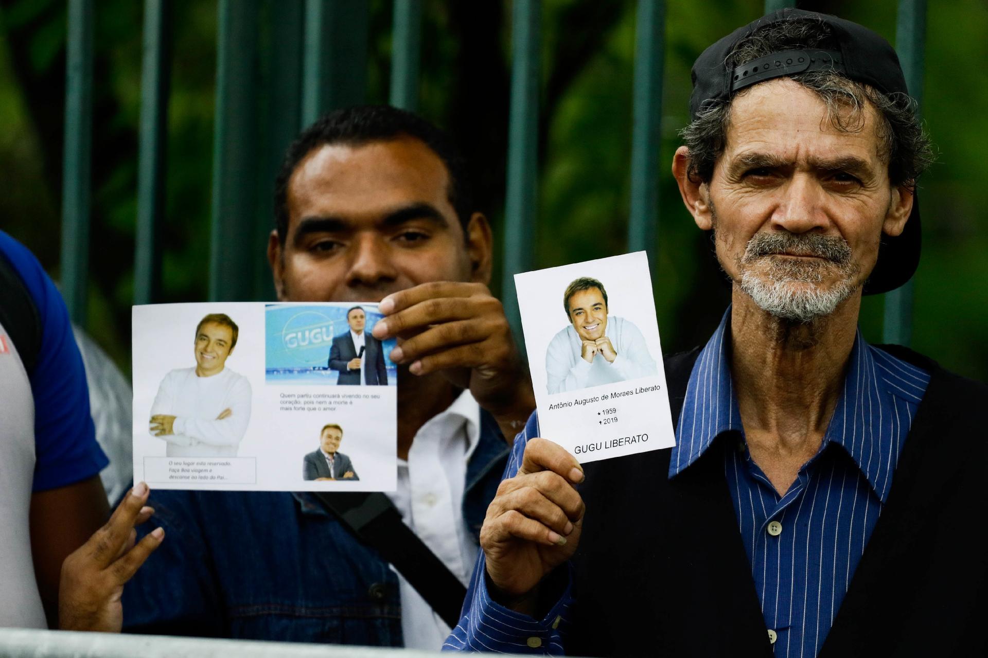 Fãs carregam fotos de Gugu Liberato no velório do apresentador na Alesp - ELIANE NEVES/FOTOARENA/ESTADÃO CONTEÚDO
