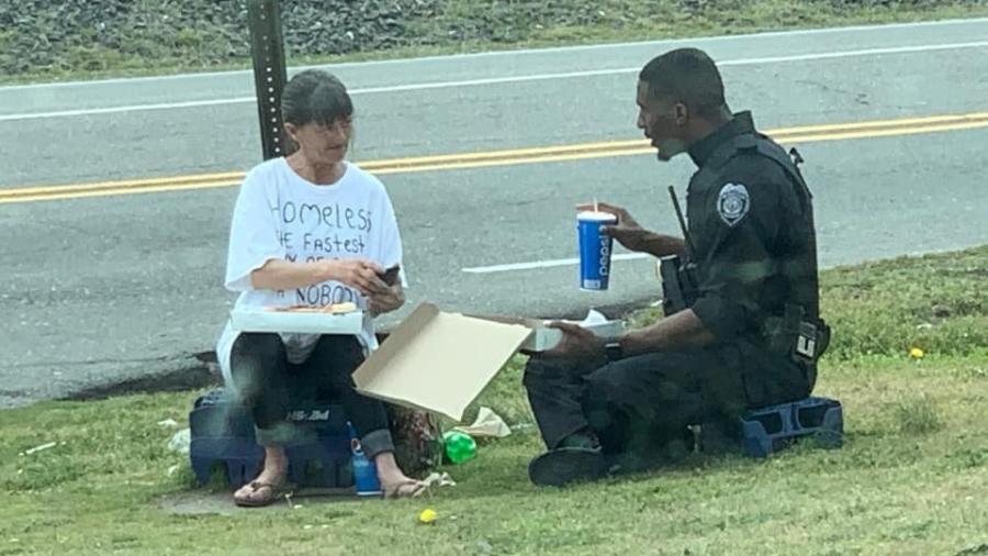 Policial divide pizza com mulher em situação de rua - Reprodução/Facebook
