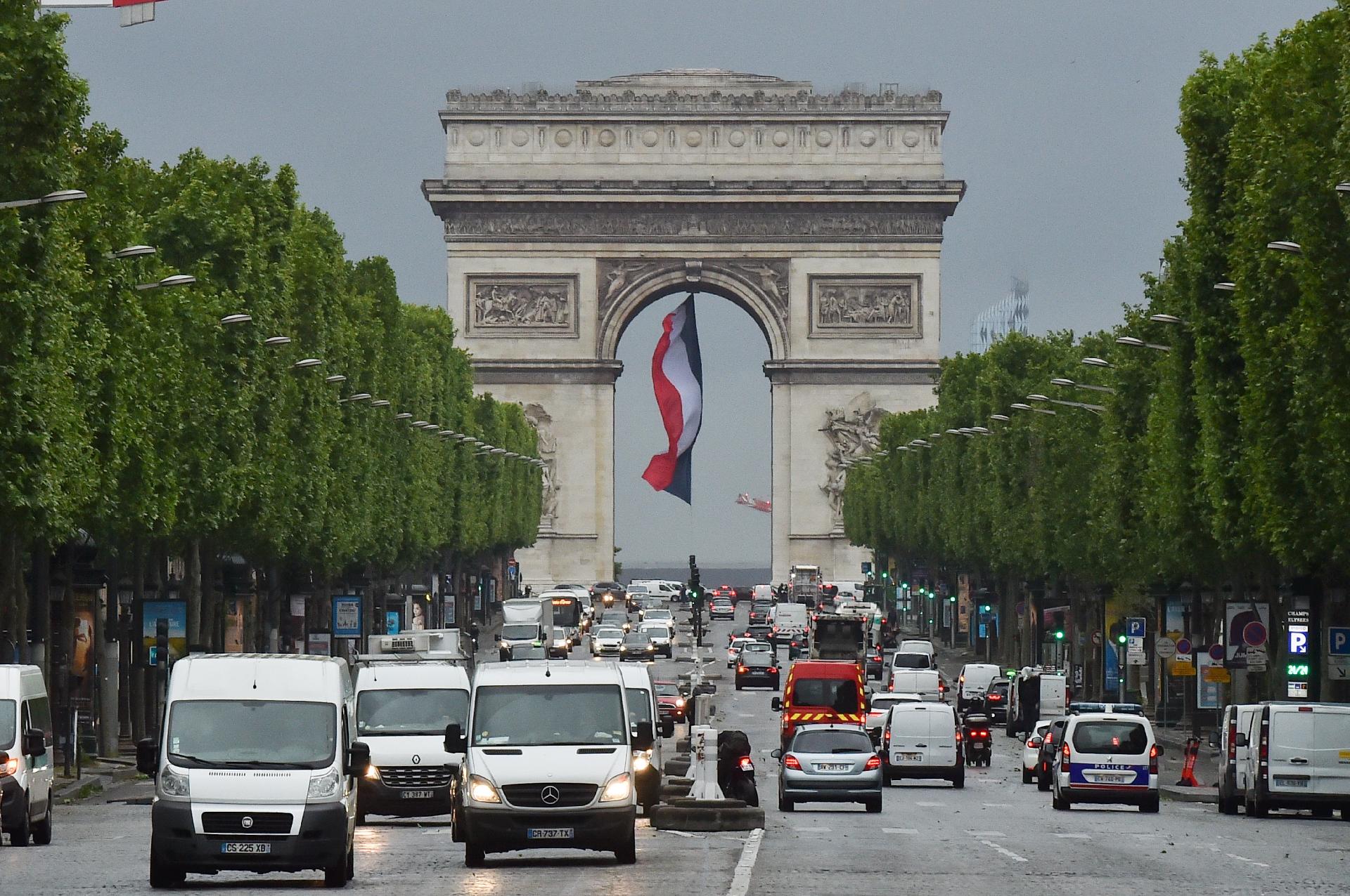 Coronavírus: França inicia reabertura do país com foco no ...