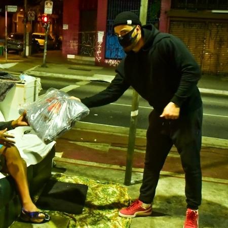 31.mai.2020 - Felipe Titto leva cobertores para moradores de rua em madrugada fria - Leo Franco/AgNews