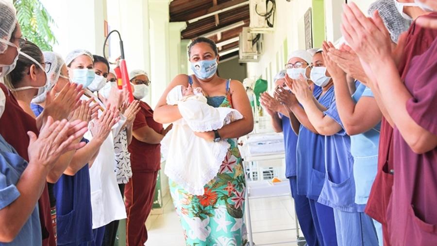  Maryane da Rocha Santos deixa o hospital com o filho recém-nascido nos braços - Divulgação/Hospital Geral Dr. César Cals
