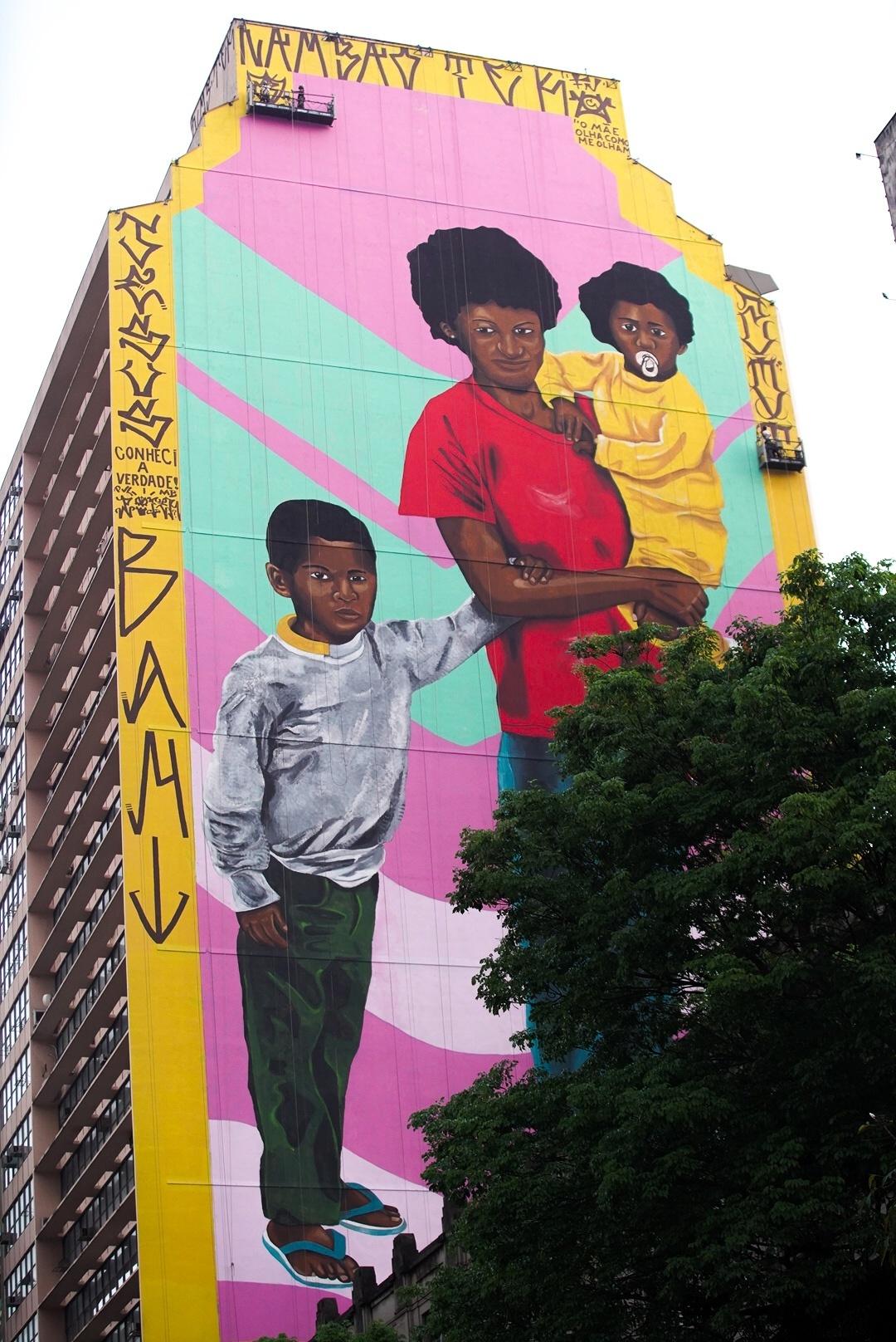 Robinho Santana retrata maternidade negra no maior mural de arte urbana do país