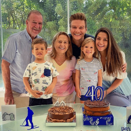 Michel Teló posou com a família em festa surpresa que ganhou na manhã de hoje, com direito a reencontro com os pais após 10 meses - Reprodução/Instagram/@micheltelo