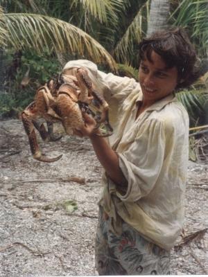 Anne pega um caranguejo gigante na ilha - Arquivo pessoal - Arquivo pessoal
