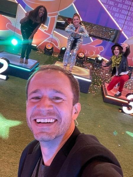 BBB 21: Tiago Leifert tira selfie com finalistas do BBB 21 - Reprodução/Globoplay