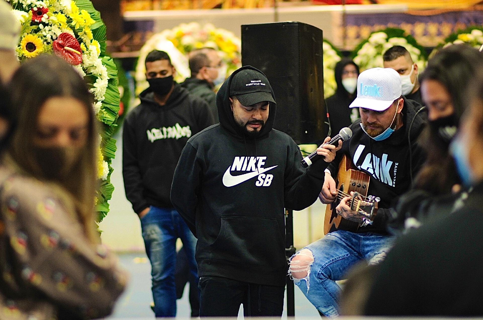 Yudi Tamashiro cantou e se emocionou durante o velório do amigo - Eduardo Martins/Brazil News