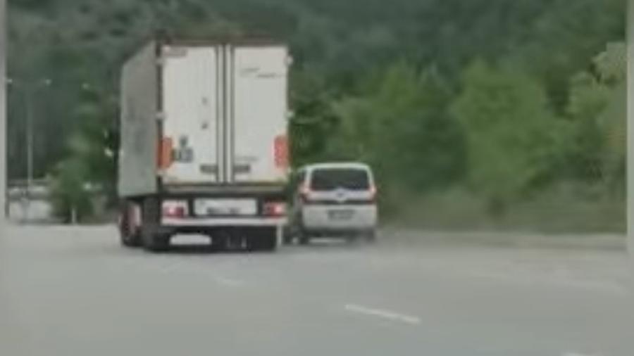 Fiat Fiorino bate com caminhão em estrada - Reprodução