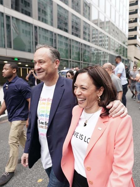 A vice-presidente dos EUA Kamala Harris com o marido em evento que celebra o Orgulho LGBTQIA+, em Washington D.C (EUA) - Reprodução/Twitter @VP