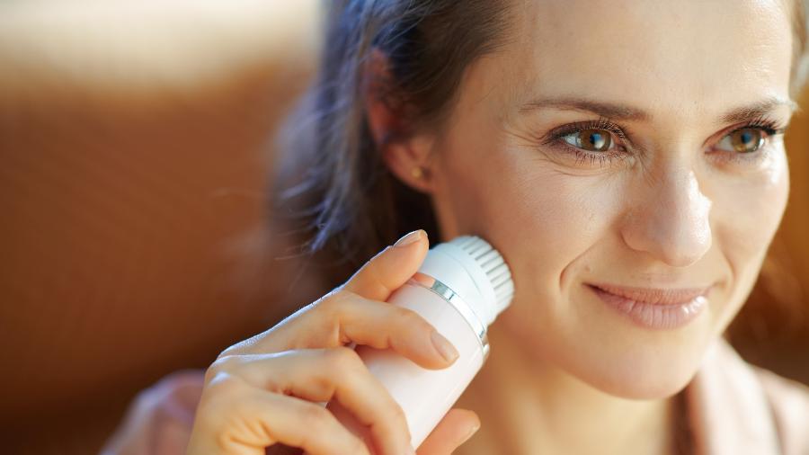 Além dos cosméticos, acessórios tecnológicos podem ajudar nos cuidados com a pele - iStock
