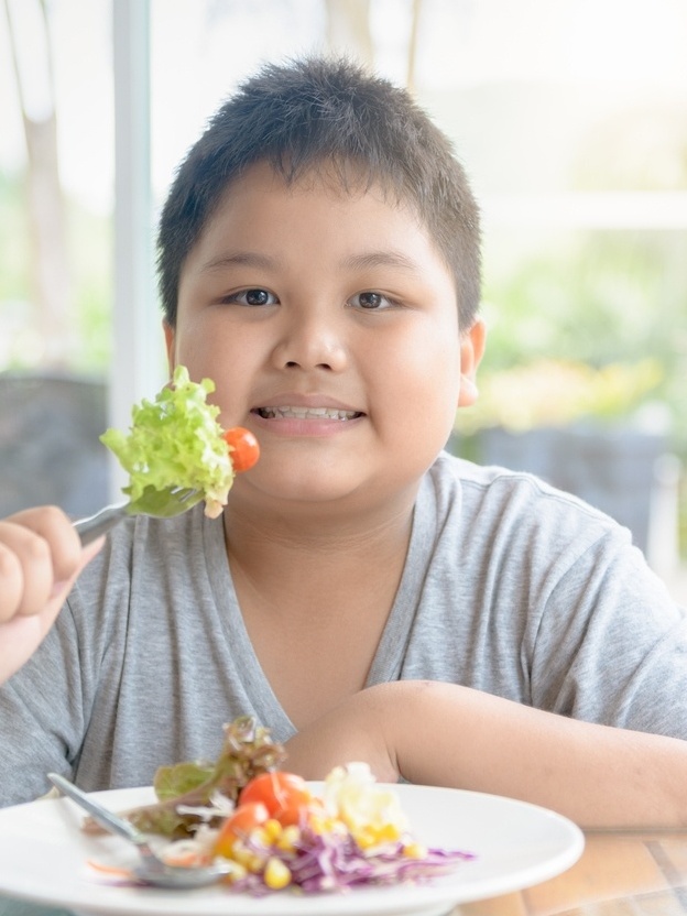 Criança de 7 anos para de comer e emagrece 8 kg por bullying na escola