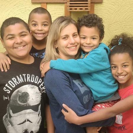 Fernanda Fabris e seus quatro filhos: Flávio, Fabrício, Arthur e Flávia - Arquivo pessoal