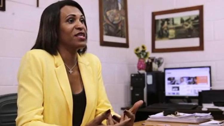 Paula Beatriz é a primeira diretora trans de uma escola pública da cidade, cargo que ocupa desde 2013. - arquivo pessoal - arquivo pessoal