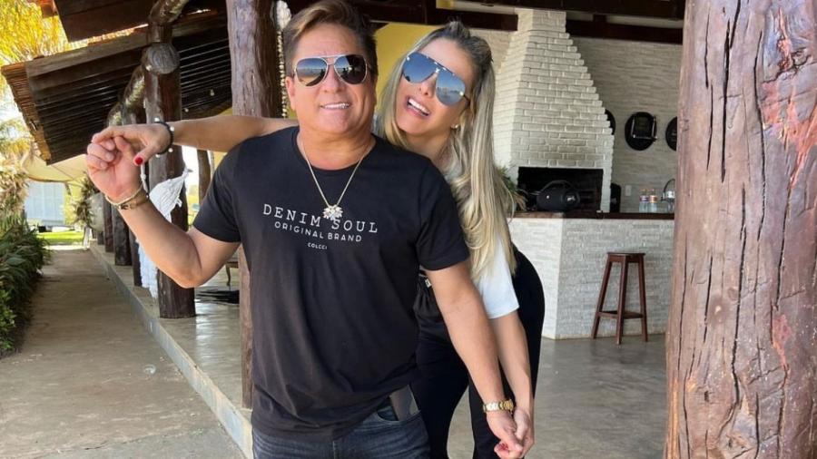 Poliana Rocha posa ao lado do marido Leonardo após dias na fazenda comemorando aniversário do cantor - Reprodução/Instagram