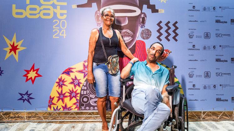 Jhonatan Lins, 26, pessoa com deficiência, curtiu o Rec-Beat 2024 com a avó Vania Maria de Carvalho em área destinada a PCDs