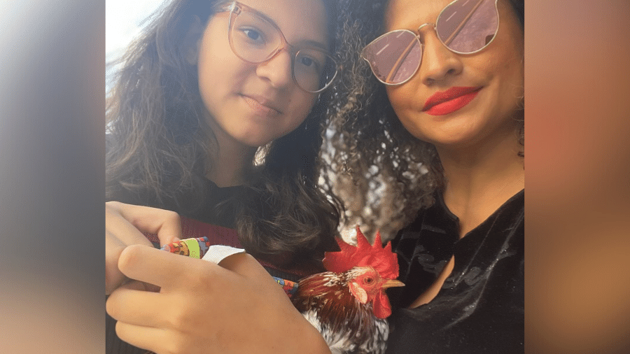 Aymee, a mãe e o galo Paçoca: ave ajuda a dar suporte emocional