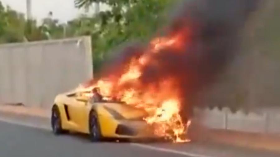 Lamborghini Gallardo pega fogo na Índia - Reprodução