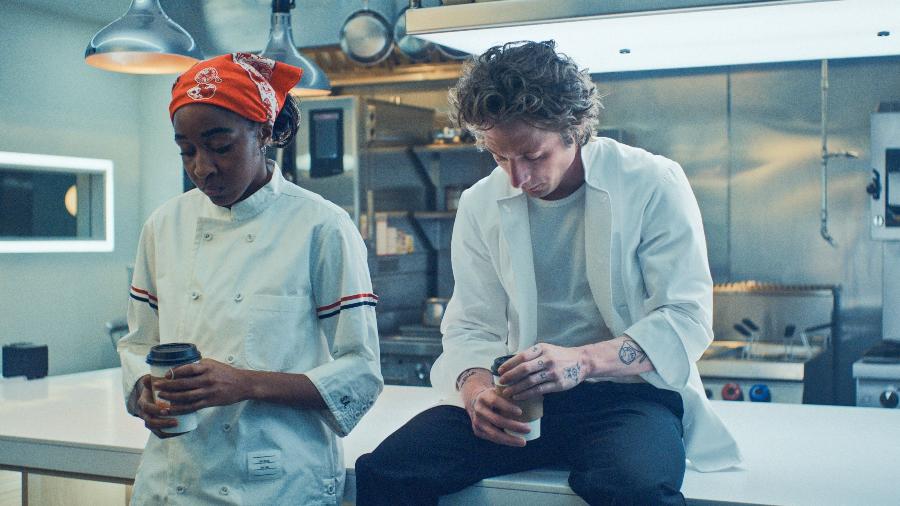 Jeremy Allen White e Ayo Edebiri em cena de O Urso - FX.