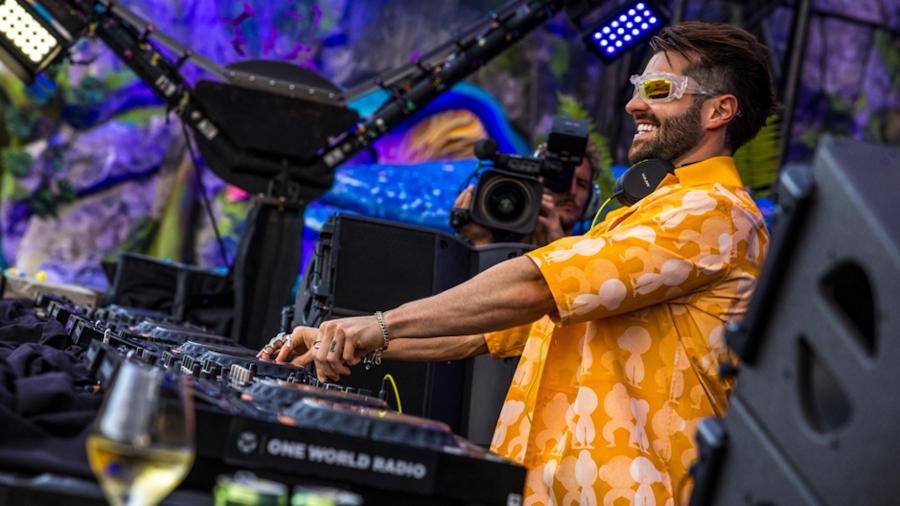 O brasileiro Alok durante apresentação no palco principal do festival Tomorrowland Bélgica 2024, no domingo (21)