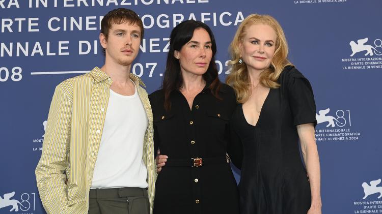 Harris Dickinson e Nicole Kidman posam com a diretora Halina Reijn (ao centro) para divulgar o filme 'Babygirl' no Festival de Veneza