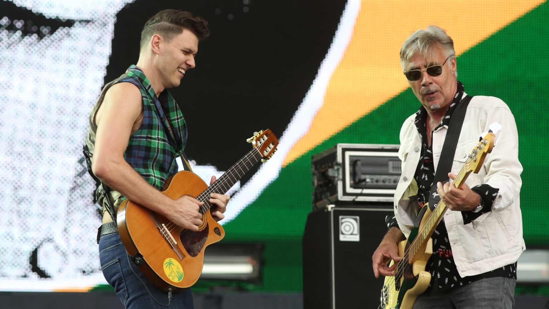 26.set.2015 - O Brothers of Brazil chamou Glen Matlock, baixista do Sex Pistols, para parceria no palco Sunset, durante o sexto dia do Rock in Rio 2015. - Marco Antônio Teixeira/UOL