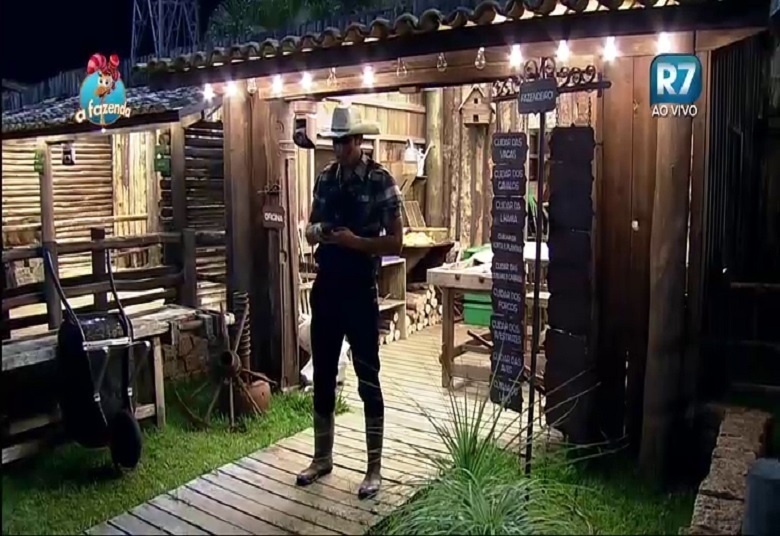 07.out.2015 - O novo fazendeiro Marcelo Bimbi soltou elogios para Ana Paula Minerato enquanto delegava as novas funções de cada peão em "A Fazenda 8". "Vou me espelhar mais em você", prometeu o modelo. - Reprodução/Record