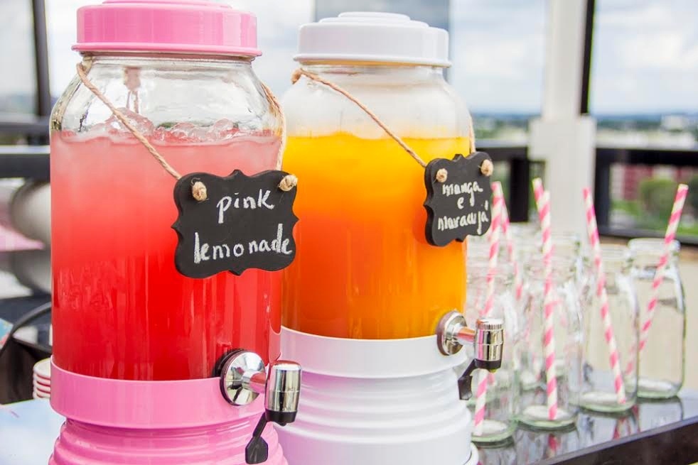 As suqueiras, usadas na festa com tema confeitaria, decorada por Kelly Pinheiro, da Bella Fiore (www.blogbellafiore.com), tiveram lousas como tag para indicação dos sabores dos sucos - Divulgação