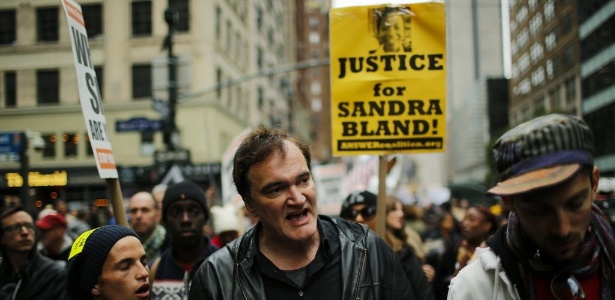 24.out.2015 - Quentin Tarantino participa de marcha contra violência da polícia americana em Nova York - Eduardo Munoz Alvarez/Afp Photo