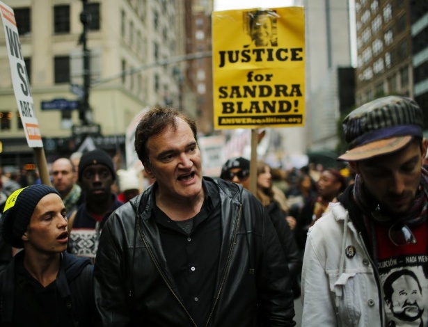 24.out.2015 - Quentin Tarantino participa de marcha contra violência da polícia americana em Nova York - Eduardo Munoz Alvarez/Afp Photo