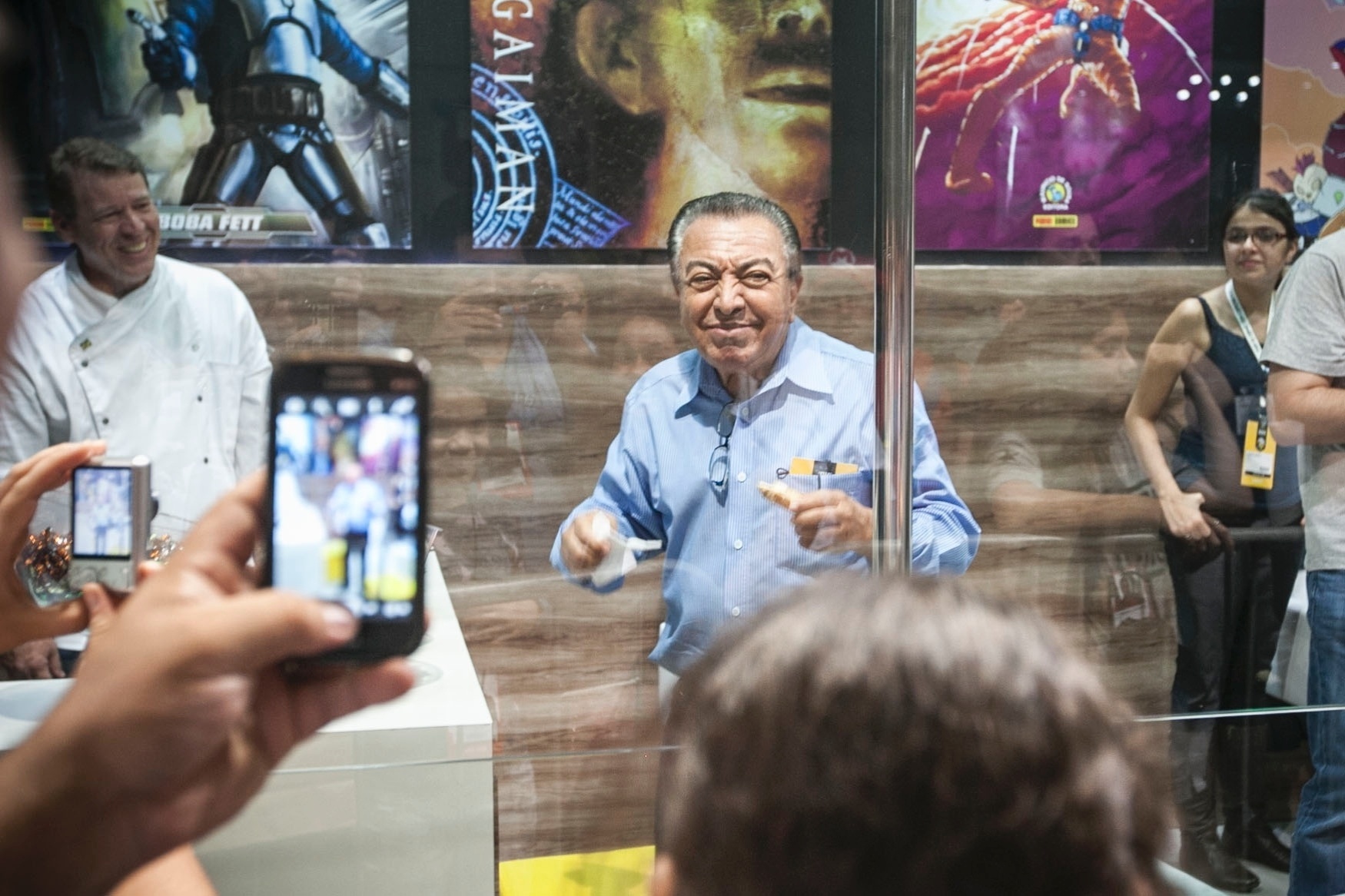 4.dez.2015 - Fãs fotografam o quadrinista Mauricio de Sousa durante sua passagem pela Comic Con Experience - Lucas Lima/UOL