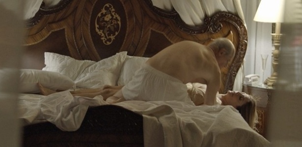 Desesperado, Feliciano (Marcos Caruso) tenta socorrer Claudine (Maria Padilha) na noite de núpcias em "A Regra do Jogo" - Reprodução/GShow/"A Regra do Jogo" - Reprodução/GShow/"A Regra do Jogo"