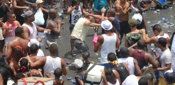 Foliões brigaram dentro do "Cordão da Bola Preta", no centro do Rio, neste sábado - Zulmair Rocha/UOL