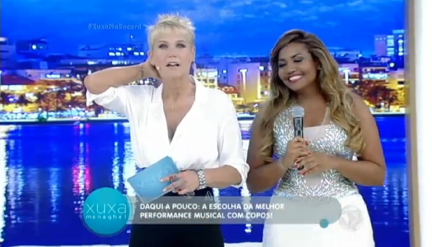 22.fev.2016 - Acompanhada de Gaby Amarantos, Xuxa desabafa sobre sua aparência. "Quando a gente busca o corpo perfeito, pode se tornar uma doença. Vira um vício, pode trazer danos irreparáveis" - Reprodução /Rede Record