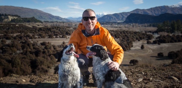 Pete Heck passeando com os cães de casa onde se hospedou na Nova Zelândia - Arquivo Pessoal - Arquivo Pessoal