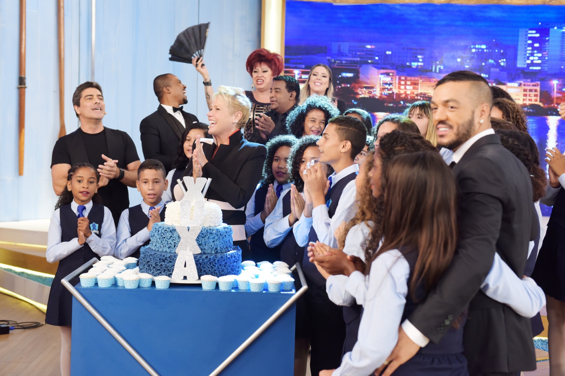 24.mar.2016- Xuxa comemora aniversário de 53 anos no palco do seu programa, que vai ao ar na próxima segunda-feira (28). A apresentadora cantou parabéns ao lado do namorado, Junno Andrade, dos cantores Belo, Alexandre Pires e Luiz Carlos, do coral da Fundação Xuxa Meneghel e Nany People - Blad Meneghel/Divulgação