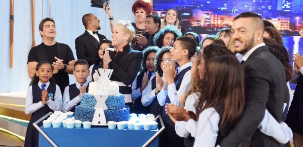 24.mar.2016- Xuxa comemora aniversário de 53 anos no palco do seu programa, que vai ao ar na próxima segunda-feira (28). A apresentadora cantou parabéns ao lado do namorado, Junno Andrade, dos cantores Belo, Alexandre Pires e Luiz Carlos, do coral da Fundação Xuxa Meneghel e Nany People - Blad Meneghel/Divulgação - Blad Meneghel/Divulgação