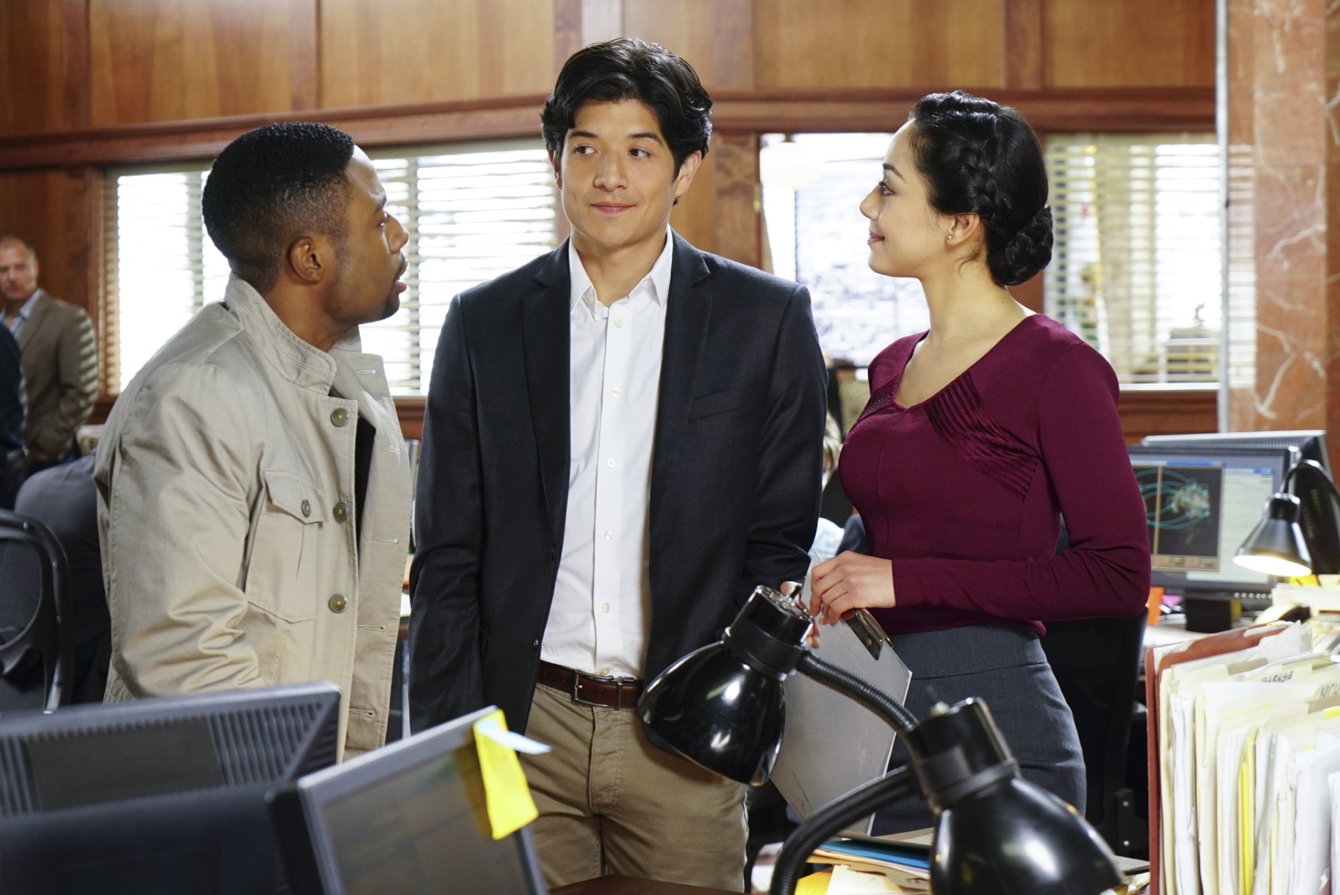 Justin Hires, John Foo e Aimee Garcia em cena da série "A Hora do Rush", que é baseada nos filmes da franquia de mesmo nome - Divulgação