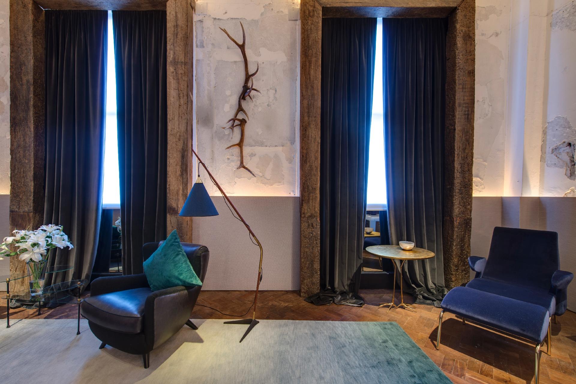 As luminárias de piso e parede da Sala do Apartamento, de Osvaldo Tenório, estão localizadas uma em frente a outra, na Casa Cor SP 2016. Feitas em madeiras, contam com cúpulas coloridas - Katia Kuwabara/UOL