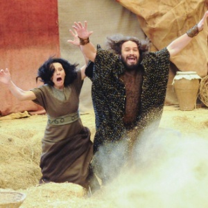 Hebreus caem no buraco na terra aberto por Deus em cena de "Os Dez Mandamentos" prevista para ir ao ar nesta segunda-feira (20) - Munir Chatack/Record - Munir Chatack/Record