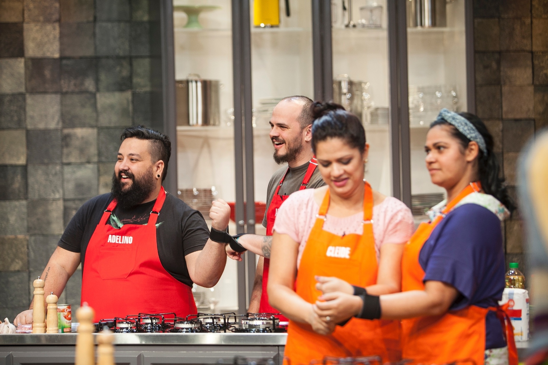 Participantes do "Batalha dos Cozinheiros" se enfrentam na primeira prova oficial do programa. No desafio, eles devem fazer uma massa com as mãos amarradas - Edu Moraes/Record